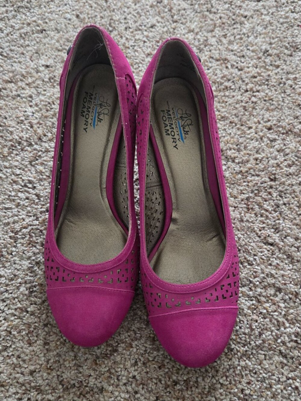 8.5 wide---beautiful fuschia colored heels